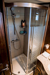 Yacht Capricorn 1 cabin bathroom