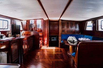 Yacht Capricorn 1 saloon