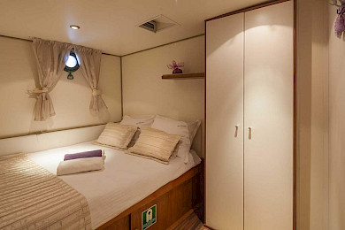 Yacht Romanca cabin