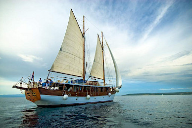 Yacht Romanca sailing