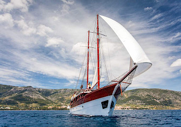 Yacht Romanca sailing