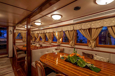 Yacht Romanca saloon