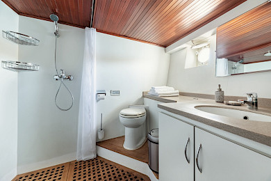 Yacht Lithi cabin bathroom