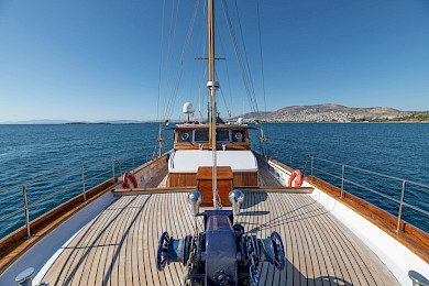 Yacht Lithi deck