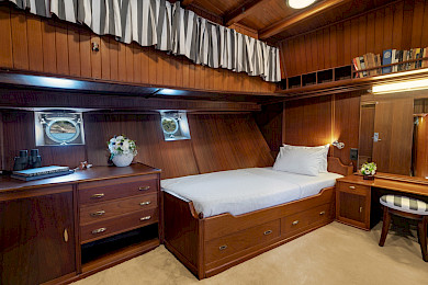 Yacht Lithi cabin