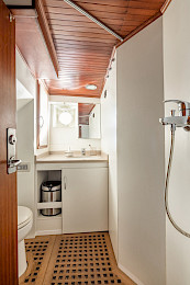 Yacht Lithi cabin bathroom