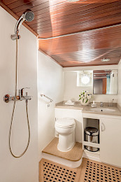 Yacht Lithi cabin bathroom