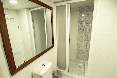 Yacht Aurum cabin bathroom