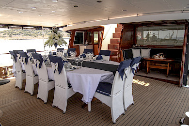 Yacht Aurum dining table