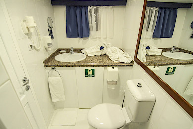 Yacht Aurum cabin bathroom