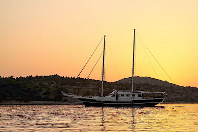 Yacht Aurum side view