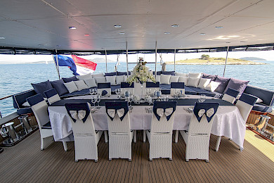 Yacht Aurum dining table