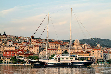 Yacht Aurum side view