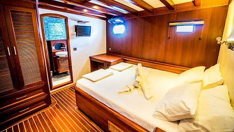 Yacht Freedom cabin