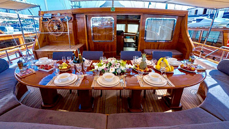 Yacht Freedom dining table