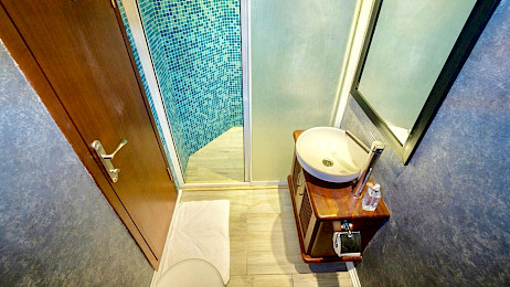 Yacht Freedom cabin bathroom