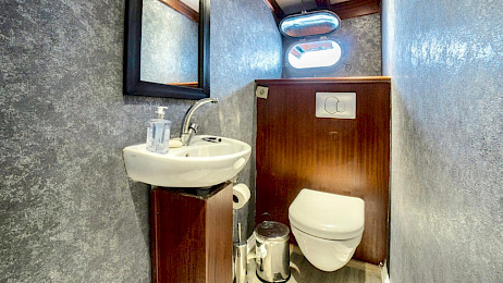 Yacht Freedom cabin bathroom