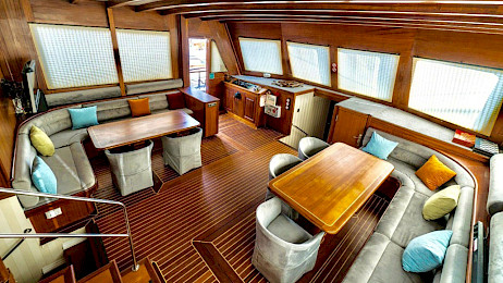 Yacht Freedom saloon