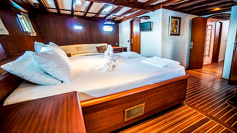 Yacht Freedom cabin