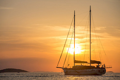 Yacht Morning Star side view