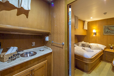 Yacht Morning Star cabin bathroom