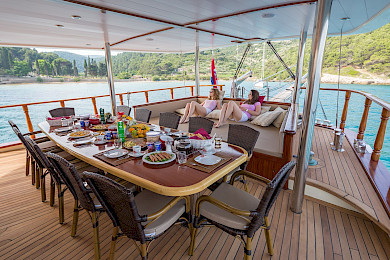 Yacht Morning Star dining table