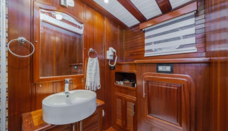 Yacht Sema Tuana cabin bathroom