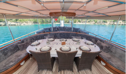 Yacht Sema Tuana dining table