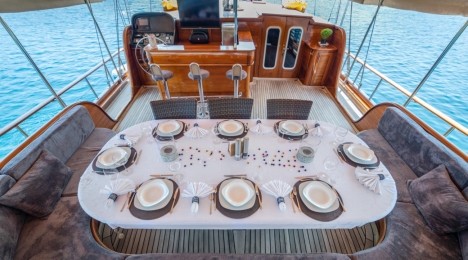 Yacht Sema Tuana dining table