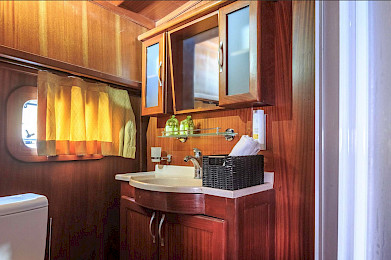 Yacht Allure cabin bathroom