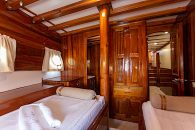 Yacht Kadena cabin