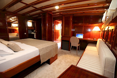 Yacht Kadena cabin