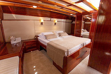 Yacht Kadena cabin