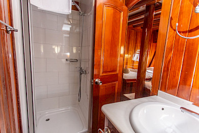 Yacht Kadena cabin bathroom