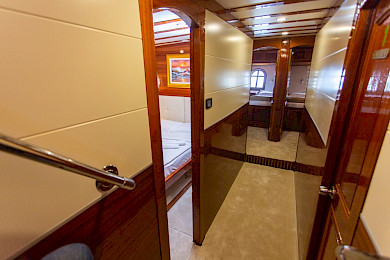 Yacht Kadena hallway