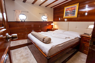 Yacht Kadena cabin