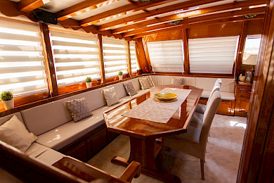 Yacht Kadena saloon