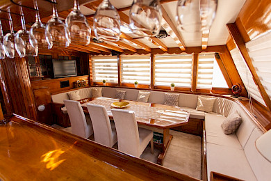 Yacht Kadena saloon