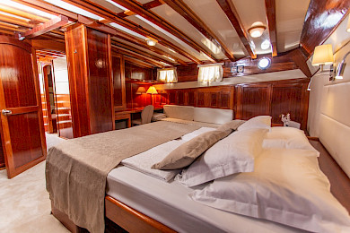 Yacht Kadena cabin