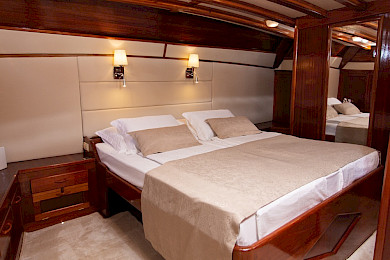 Yacht Kadena cabin