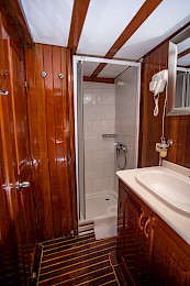 Yacht Kadena cabin bathroom