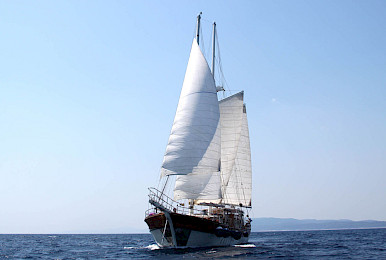 Yacht Libra sailing