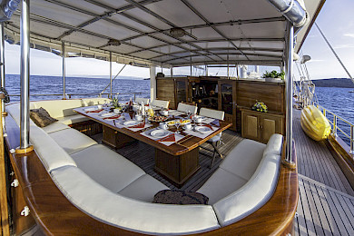 Yacht Libra dining table