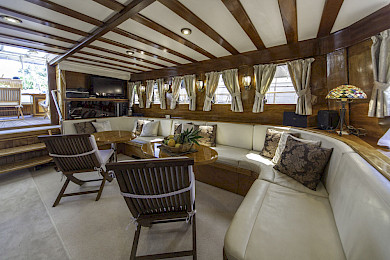 Yacht Libra saloon