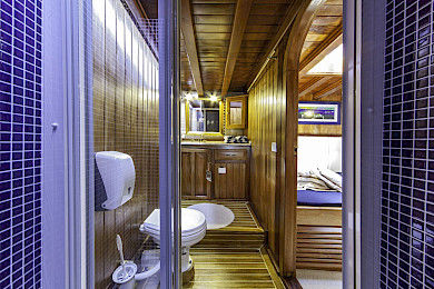 Yacht Libra cabin bathroom