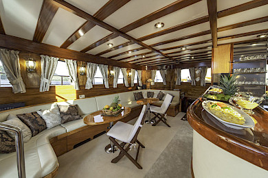 Yacht Libra saloon