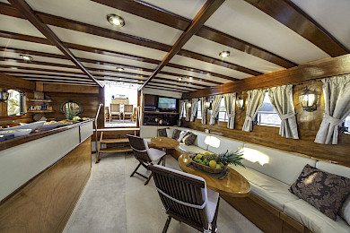 Yacht Libra saloon