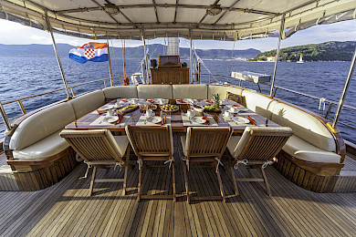 Yacht Libra dining table