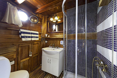 Yacht Libra cabin bathroom