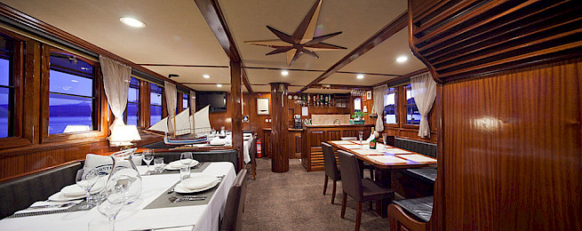 Yacht Tajna Mora saloon